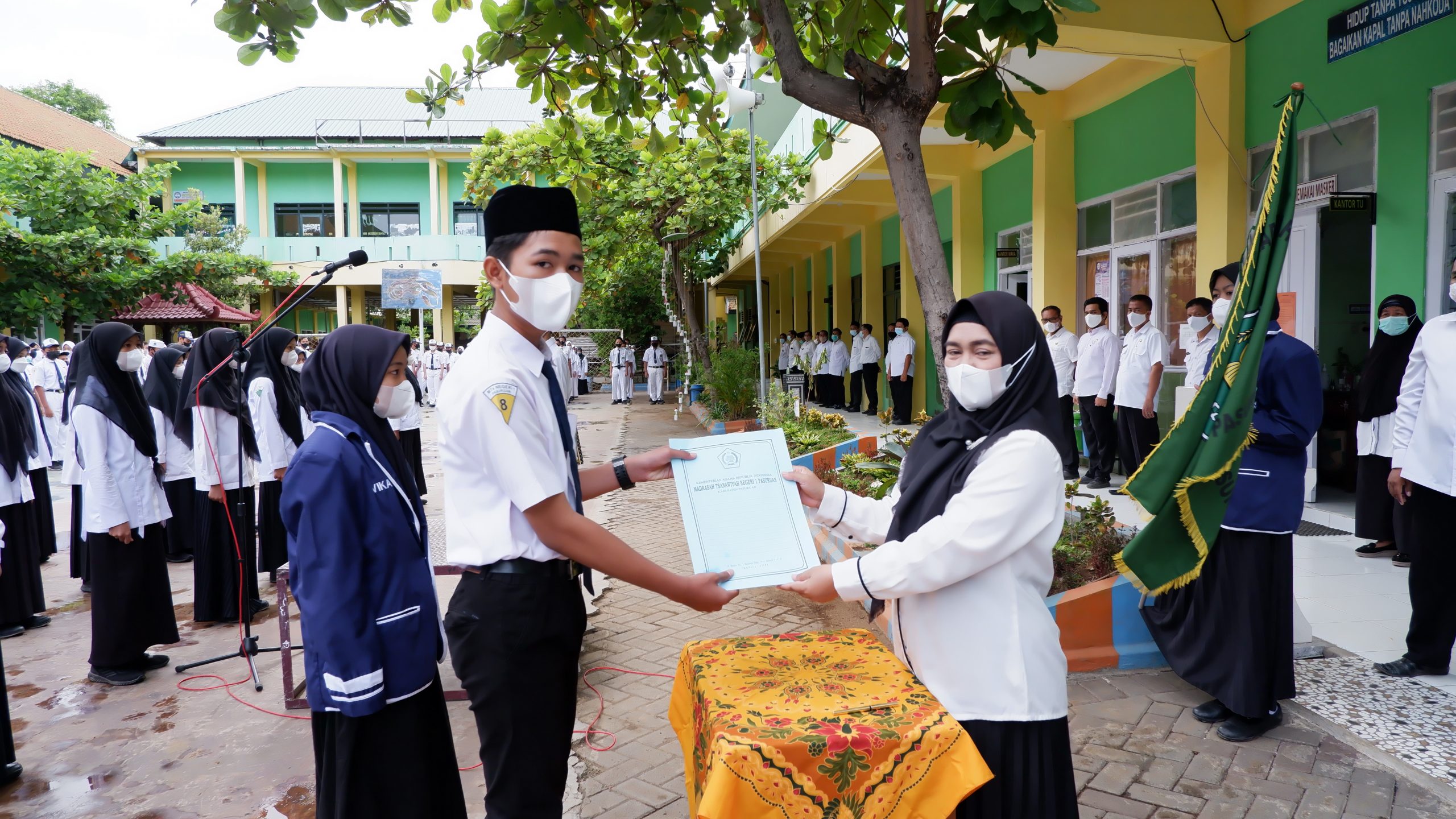 Apel Pagi, Kamad Lantik Pengurus OSIM MTsN 1 Pasuruan