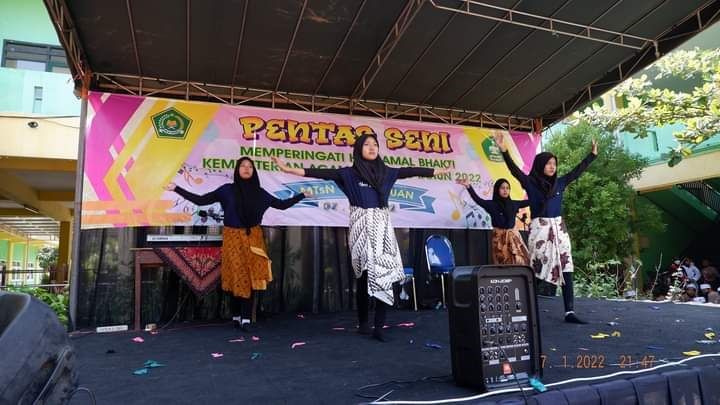 Gebyar Pentas Seni MTsN 1 Pasuruan, Warnai Puncak Peringatan HAB Ke 76 Kemenag RI