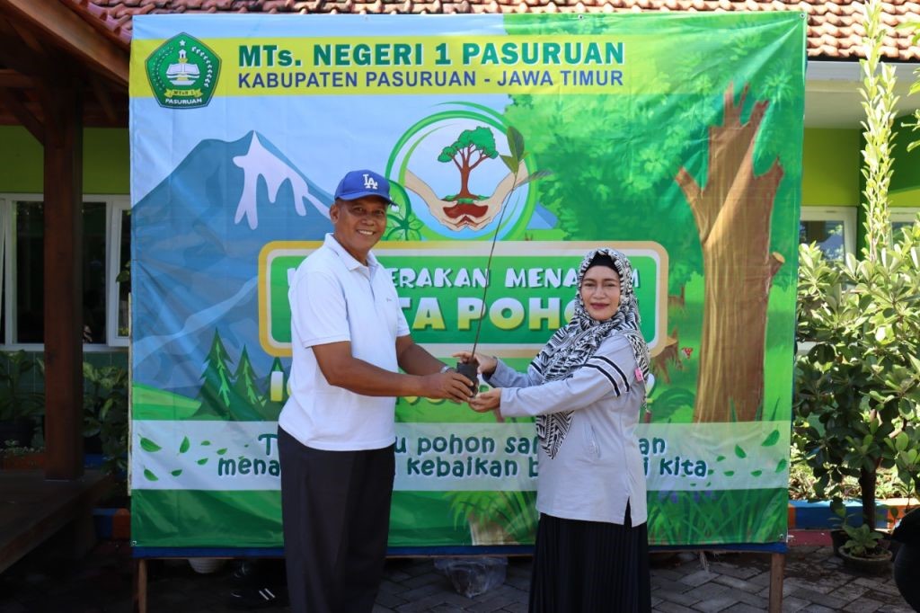 Civitas Akademik MTsN 1 Pasuruan Antusias Ikuti Gerakan Menanam Sejuta Pohon