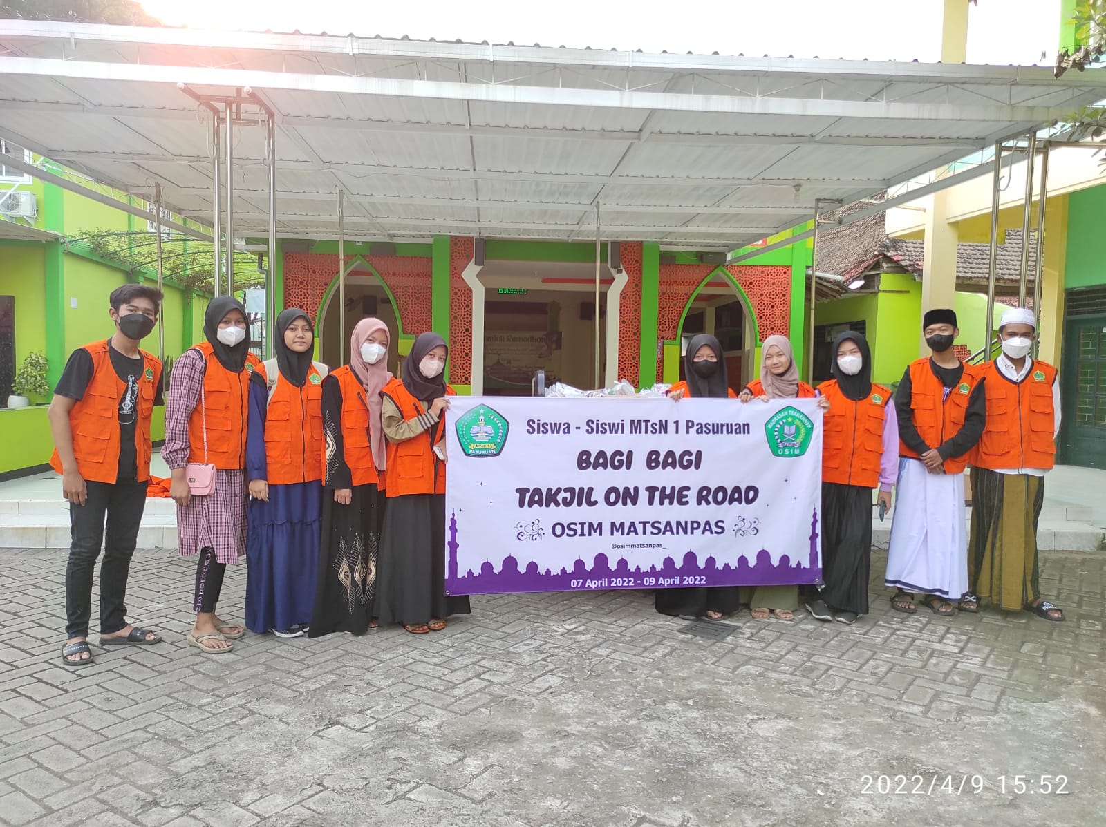 Safari Ramadhan,  OSIM MTsN 1 Pasuruan Bagi-bagi Takjil pada Warga