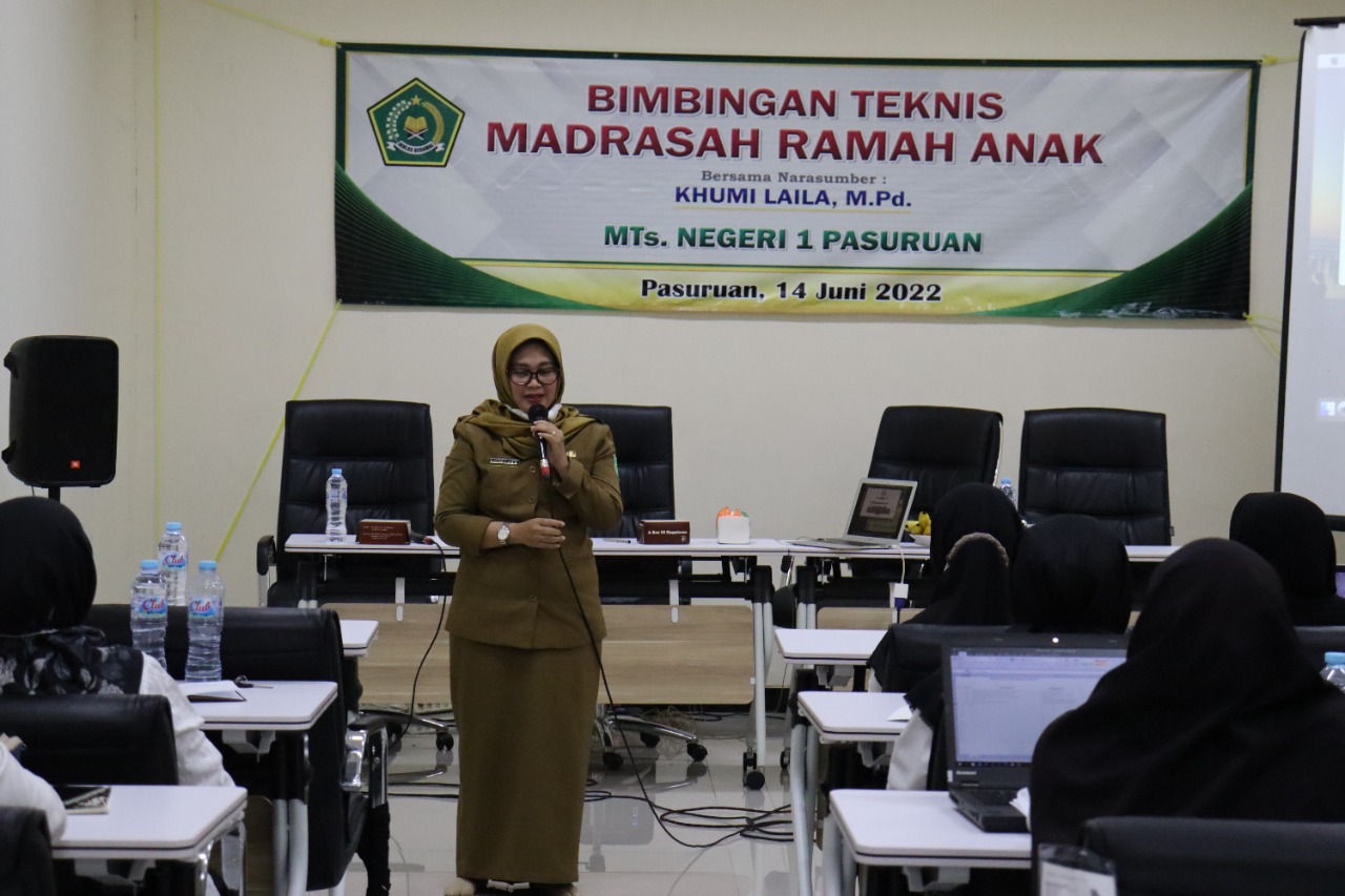 Bimbingan Teknis Madrasah Ramah Anak oleh Ibu Khumi Laila, M.Pd