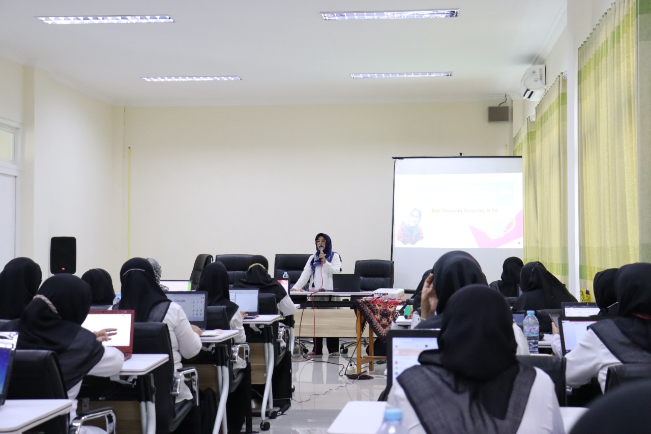 Workshop Pembuatan Media Pembelajaran Berbasis Canva di MTsN 1 Pasuruan bersama narasumber Dra.  Choyatin Nasuha,  M. Pd