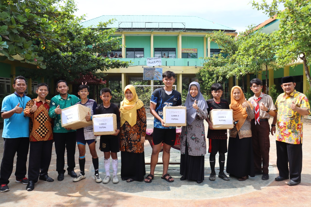Penyerahan Hadiah pada Lomba Class Meeting MTsN 1 Pasuruan Tahun 2022