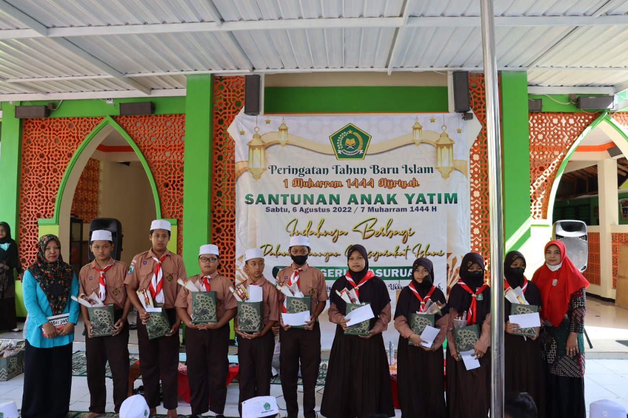 Peringatan 10 Muharram, MTsN 1 Pasuruan Berikan Santunan  Kepada Anak-Anak Yatim