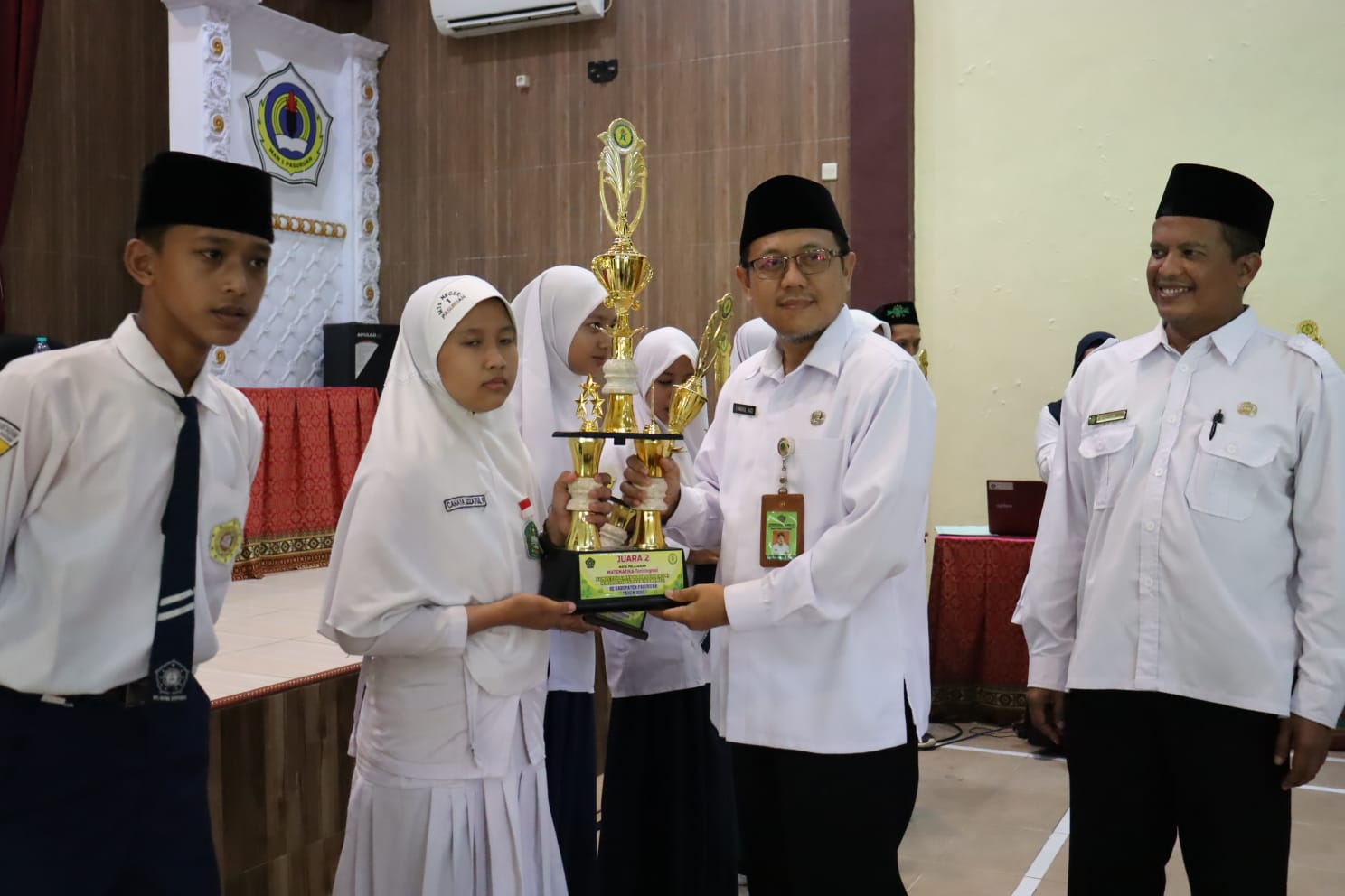 Sabet Juara 2 KSM Kabupaten, Siswi MTsN 1 Pasuruan Terima Penghargaan dari Kepala Kemenag