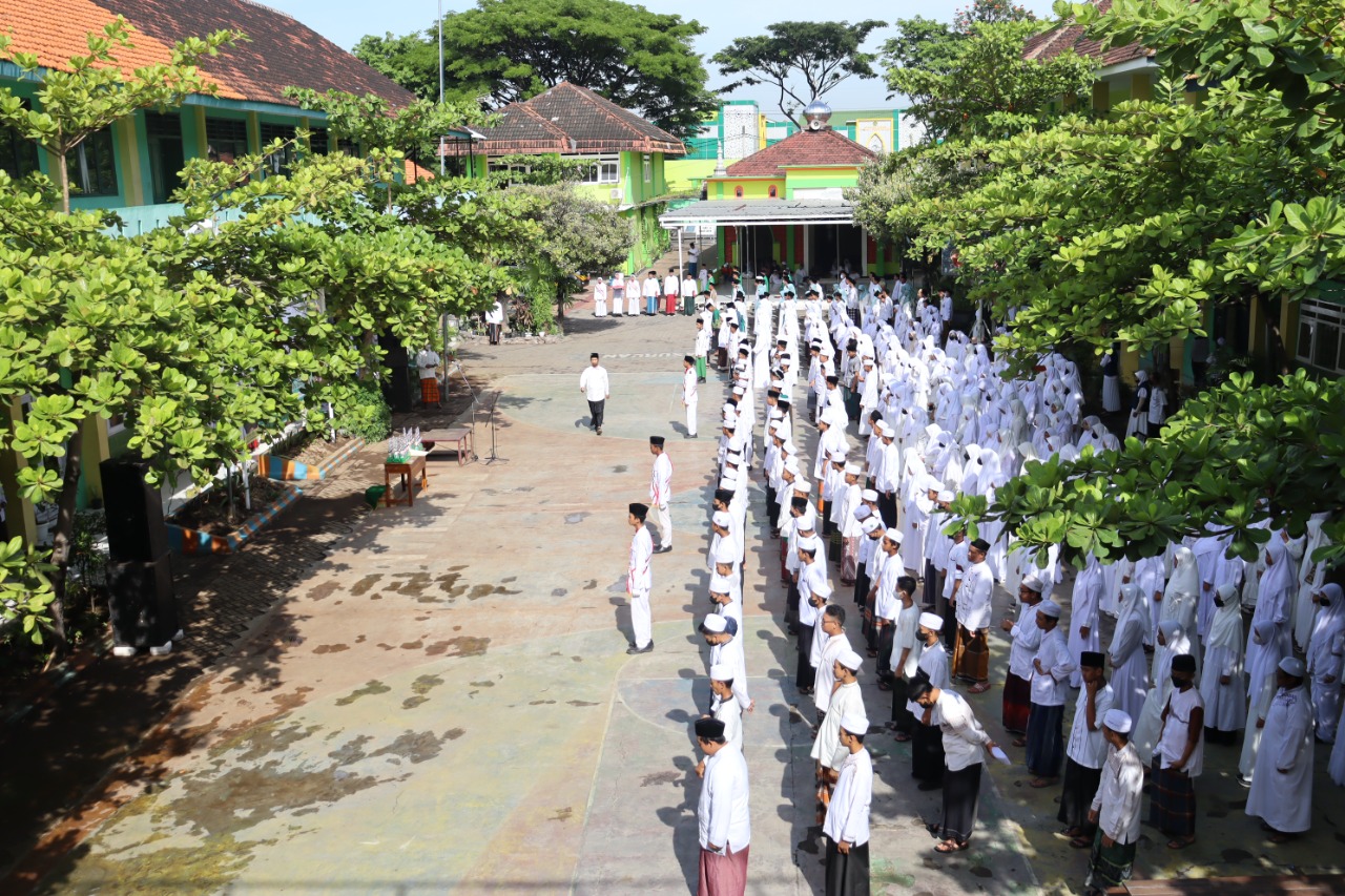 Peringati Hari Santri Nasional 2022, MTsN 1 Pasuruan gelar Upacara dan Drama Kolosal