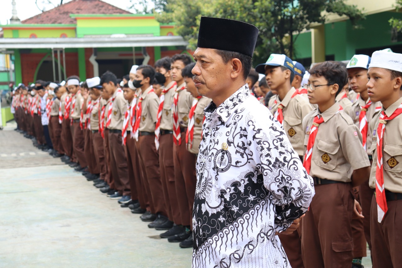 Peringatan Hari Guru Nasional Tahun 2022, MTsN 1 Pasuruan Selenggarakan Upacara dan  Penyerahan Penghargaan kepada para Pendidik Berprestasi