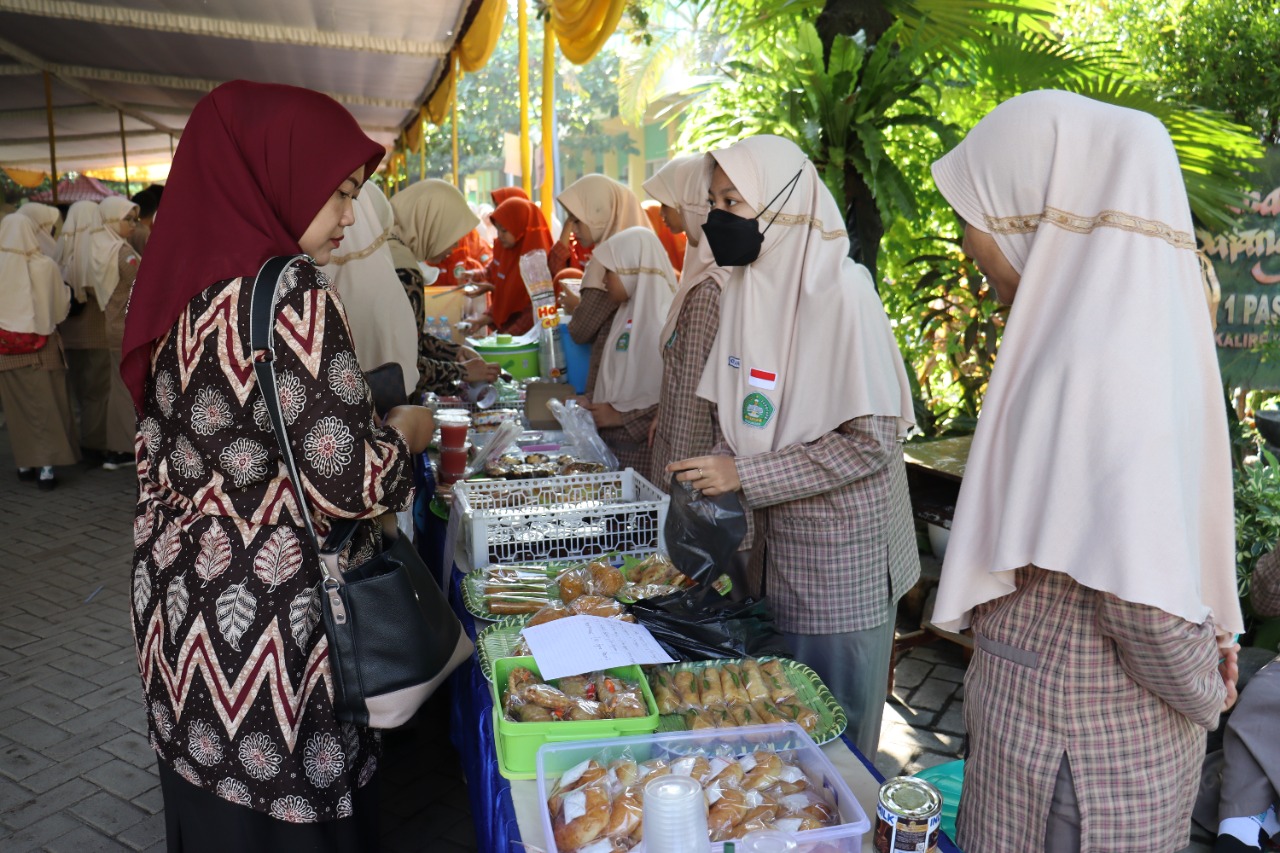 Bazar Meriahkan Gempita Harlah Ke -54 MTsN 1 Pasuruan