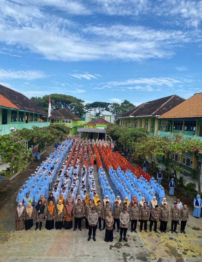 Ribuan Civitas Akademik MTsN 1 Pasuruan Ikuti Pembinaan Dari Polres