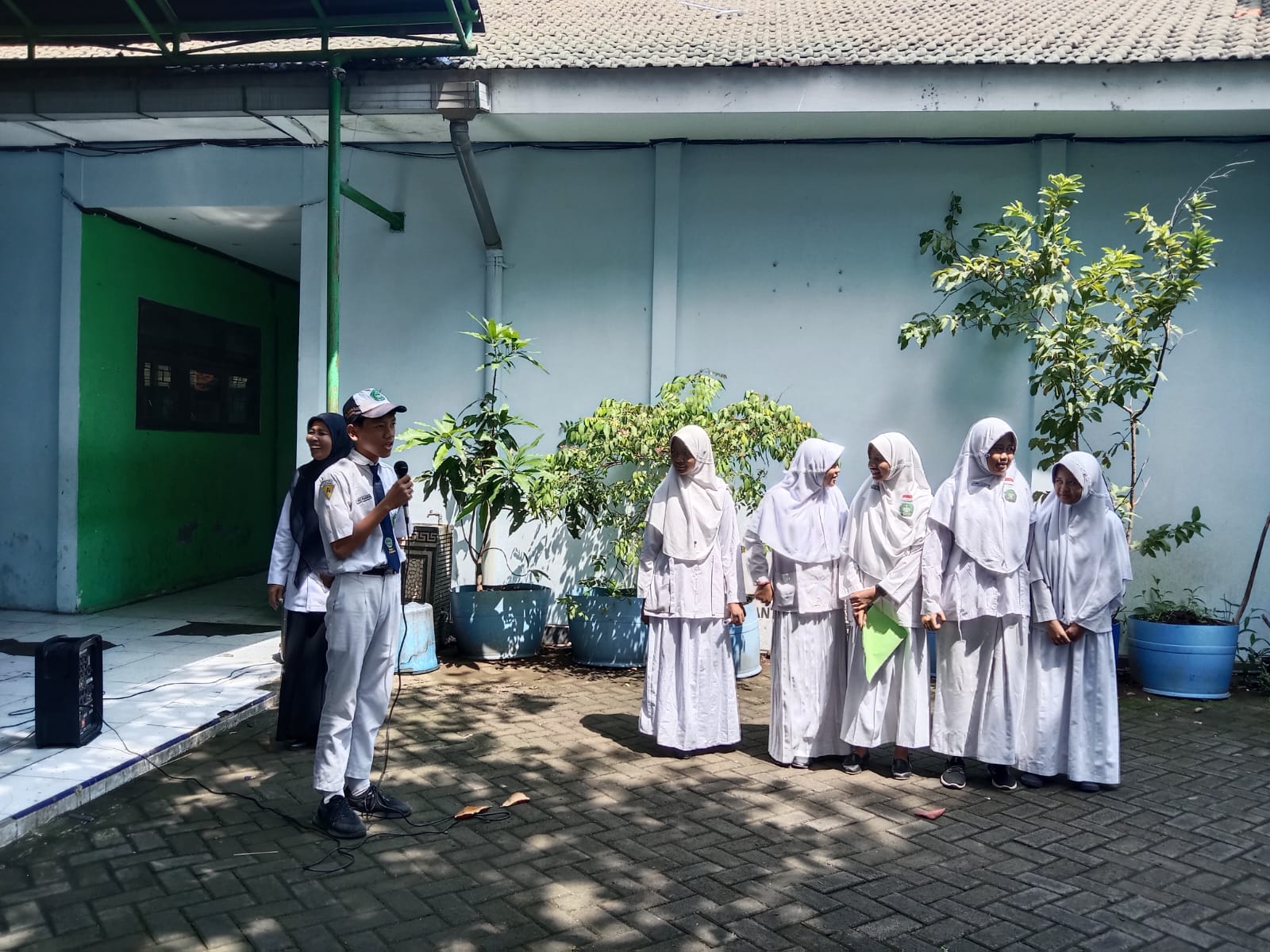Peserta Outing Class Beraksi Presentasikan Hasil Outing Class Bali