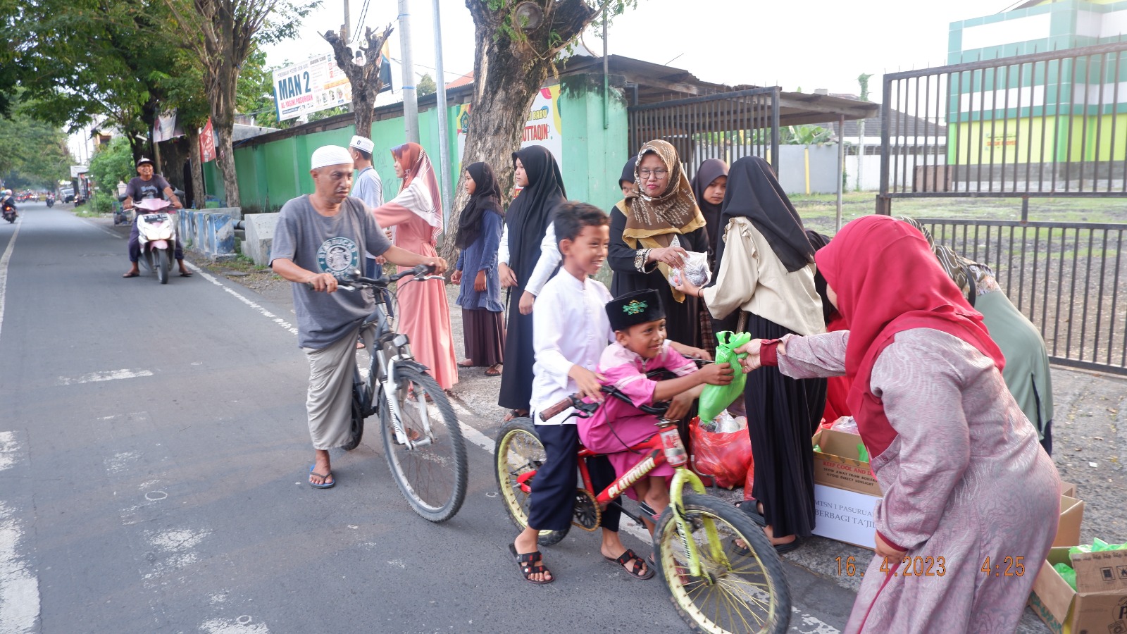 Safari Ramadhan 1444 H, MTsN 1 Bagikan Bingkisan Takjil pada Warga