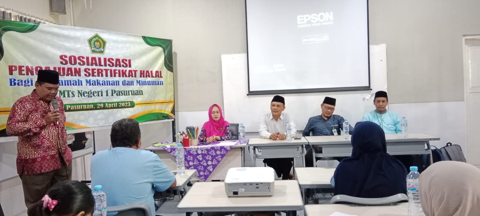 MTsN 1 Pasuruan Gelar Sosialisasi Pengajuan Sertfikat Halal Bagi Penjamah MaMin