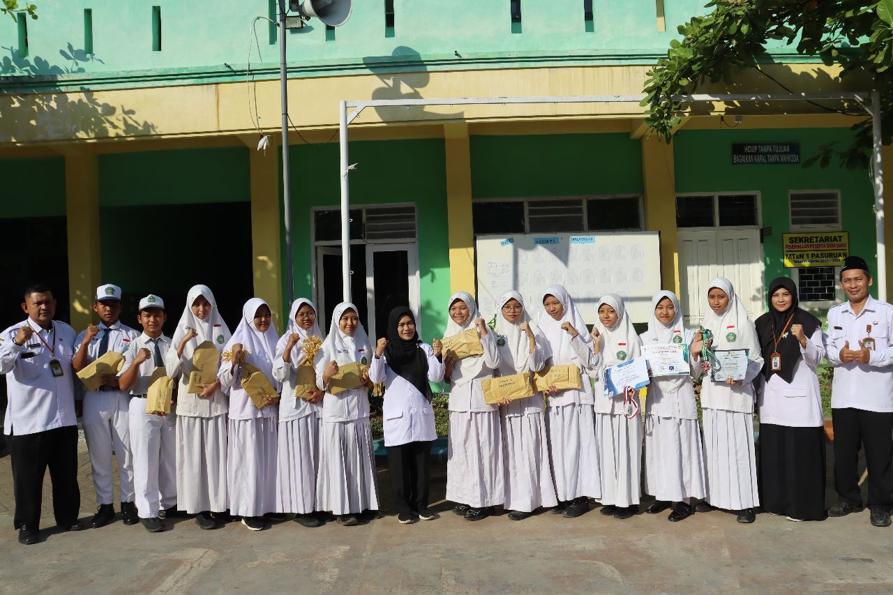 Momen Upacara Senin Pagi, MTsN 1 Pasuruan Beri Apresiasi Kepada Siswa Berprestasi