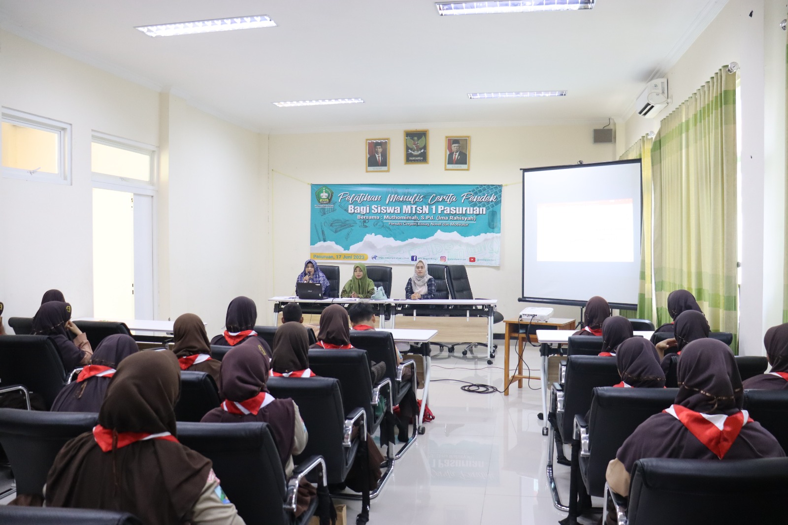 Gandeng Alumni, Siswa-siswi MTsN 1 Pasuruan  Antusias Ikuti Pelatihan Menulis Cerpen