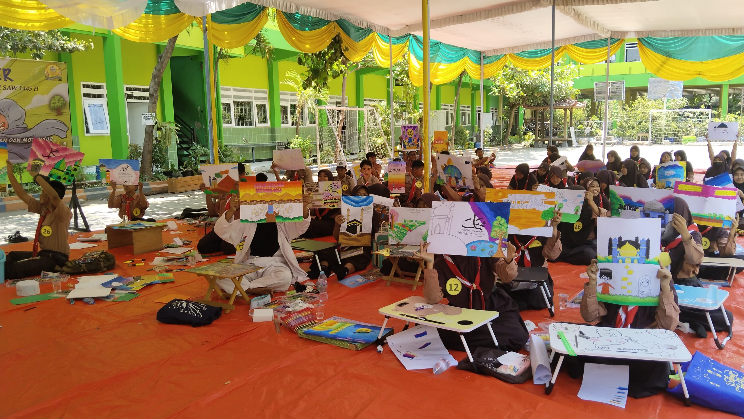 Lomba Poster bertema "Nabi Muhammad SAW sebagai Teladan dan Motivator Moderasi Beragama Warnai Peringatan Maulid Nabi di MTsN 1 Pasuruan