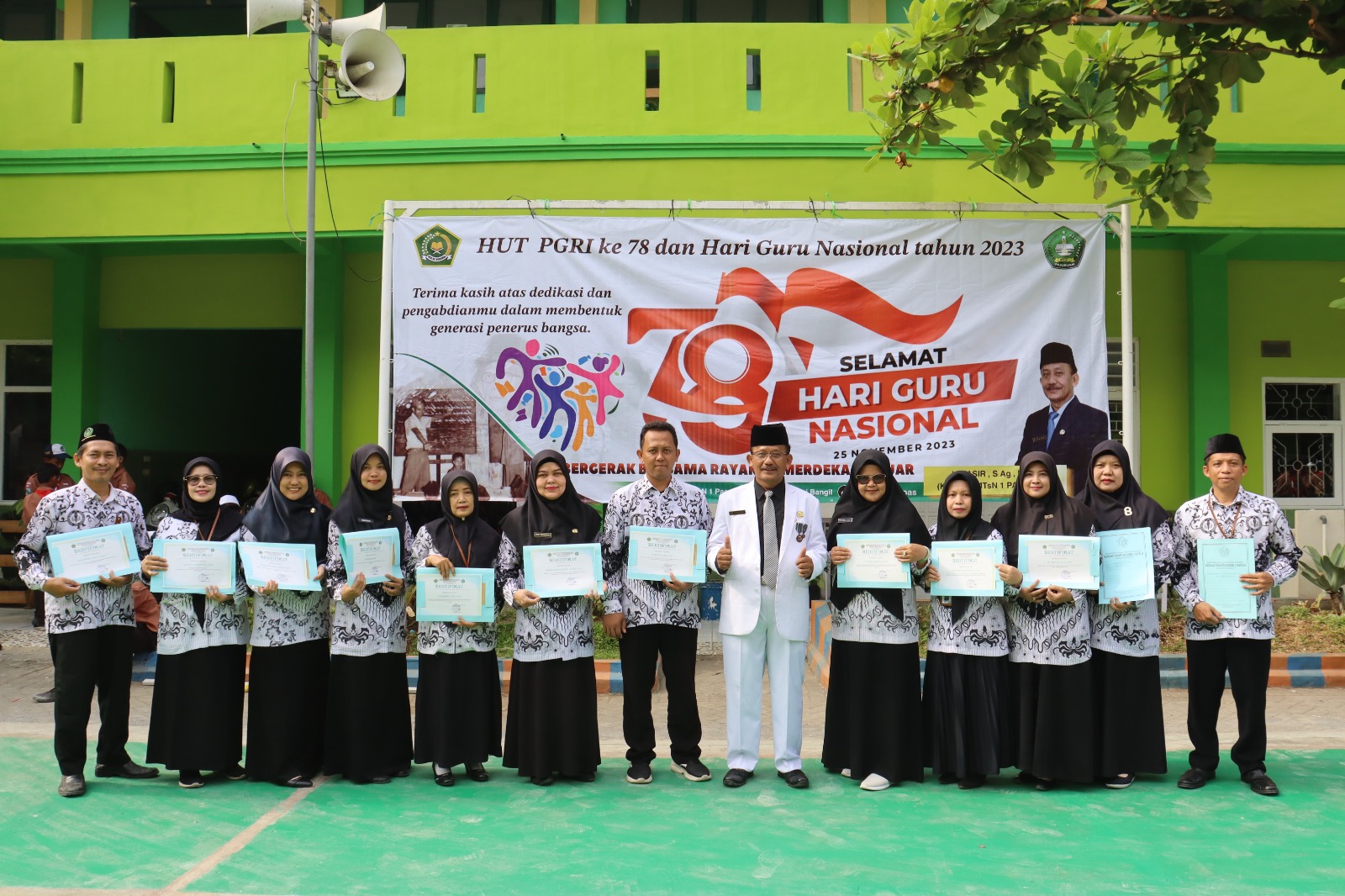 Hari Guru Nasional 2023, MTsN 1 Pasuruan Berikan Anugerah Guru dan Siswa Berprestasi