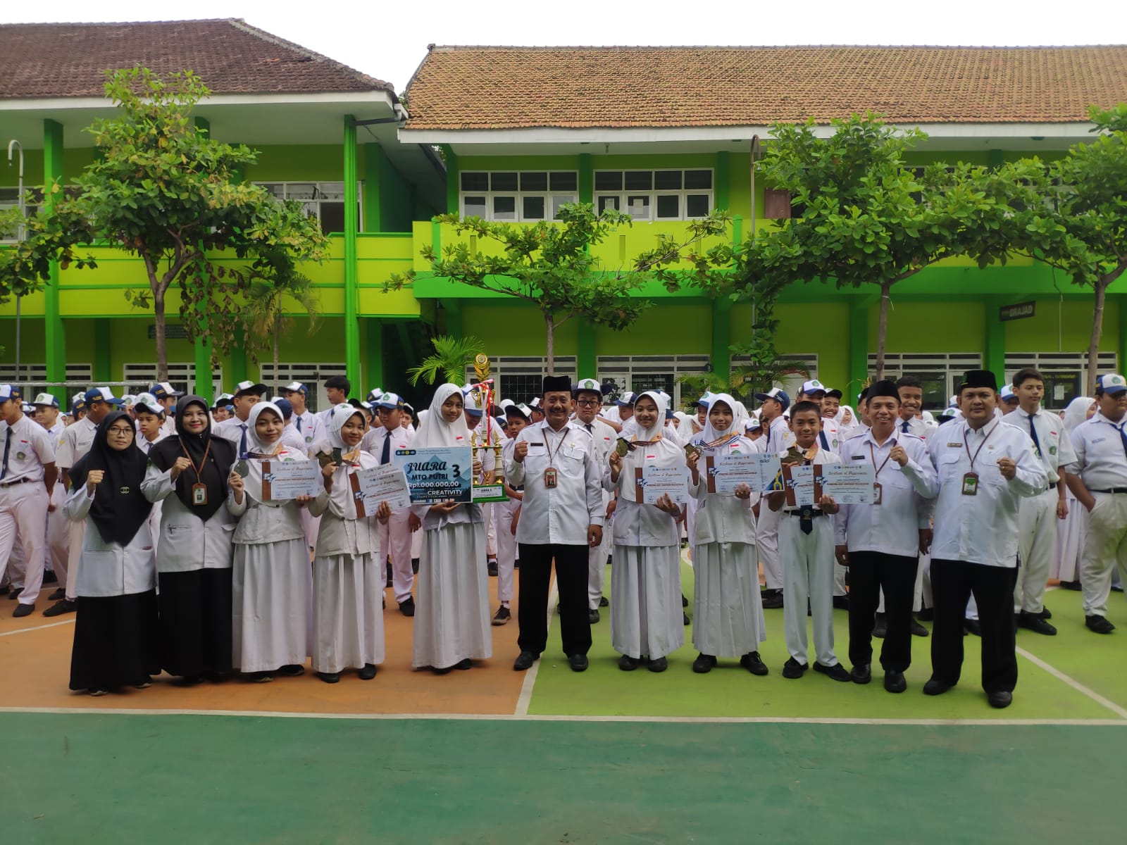 Apel pagi, awal tahun 2024, Kamad MTsN 1 Pasuruan  serahkan penghargaan bagi siswa prestasi