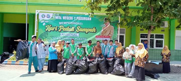 Gerakan Sedekah Sampah dan Pembuatan Ecobrik, Warnai Peringatan Hari Peduli Sampah Nasional di MTsN 1 Pasuruan