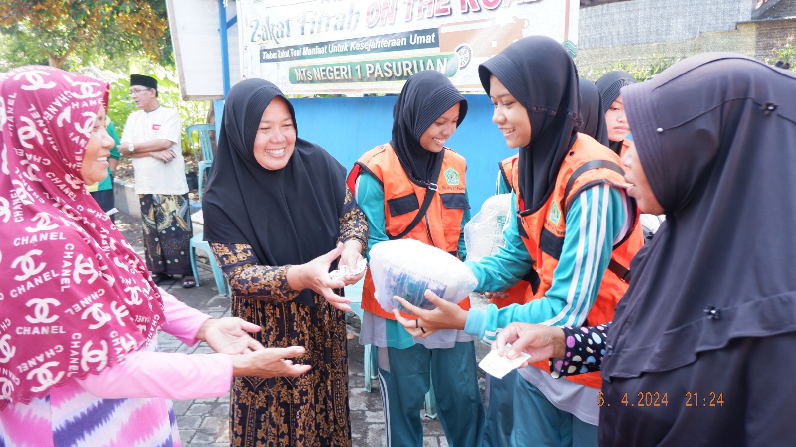 MTsN 1 Pasuruan Gelar Zakat On The Road pada Warga Bangil Dan Sekitarnya