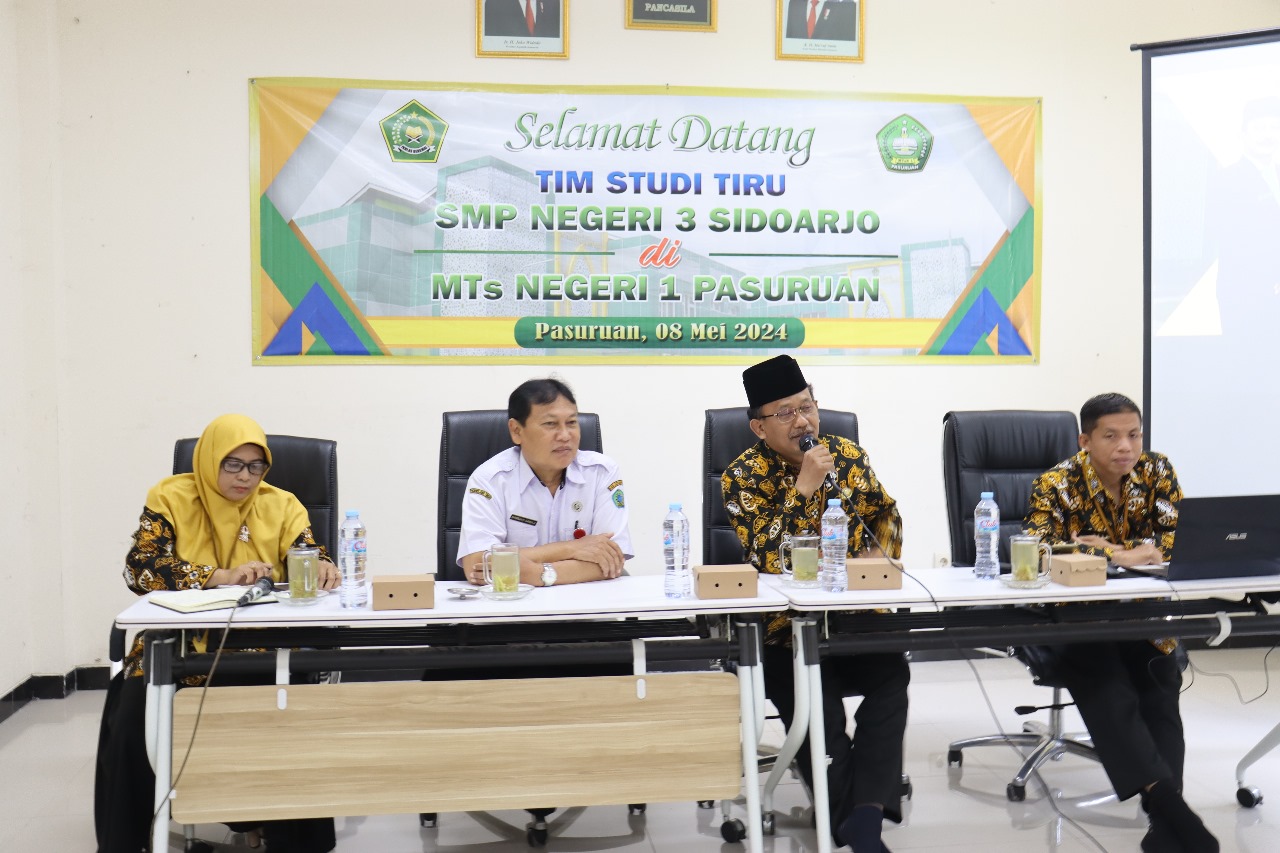 Pemanfaatan IT Board Dalam Pembelajaran Menjadi Fokus Study Tiru SMPN 3 Sidoarjo di MTsN 1 Pasuruan