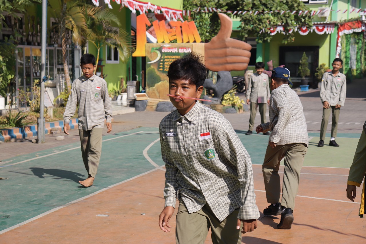 Semarakkan peringatan HUT RI Ke -79, MTsN 1 Pasuruan Gelar lomba -lomba Unik Asyik