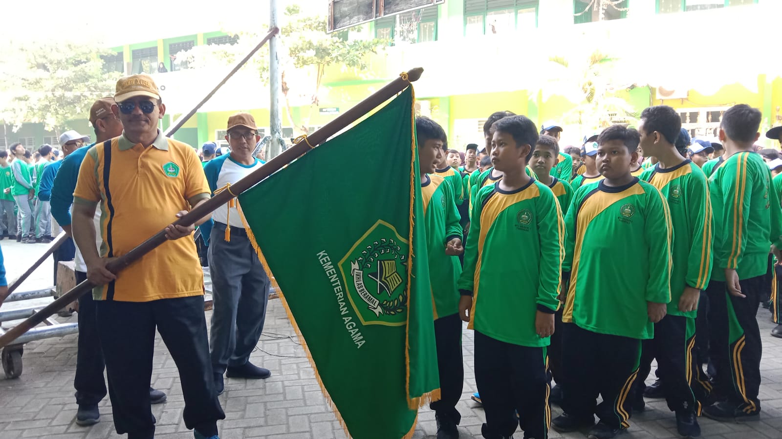 Puncak Peringatan HUT RI Ke -79, MTsN 1 Pasuruan Gelar Jalan Sehat dan Pentas Seni