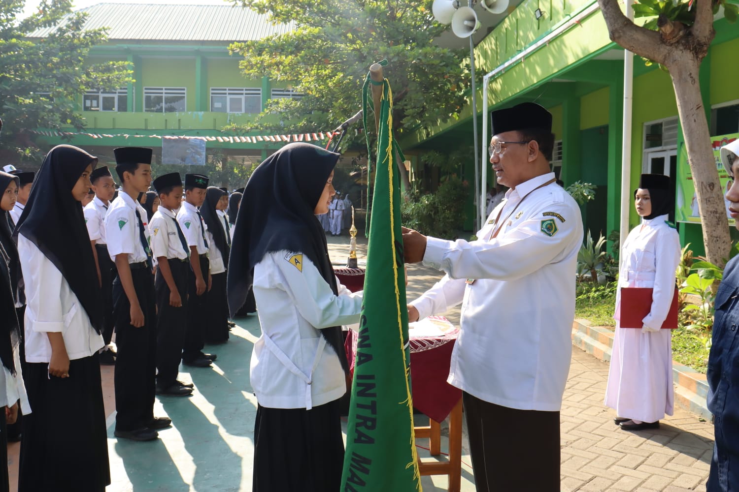 Momen Upacara Pagi, Kamad  MTsN 1 Pasuruan Lantik Pengurus OSIM Masa Bakti 2024/2025