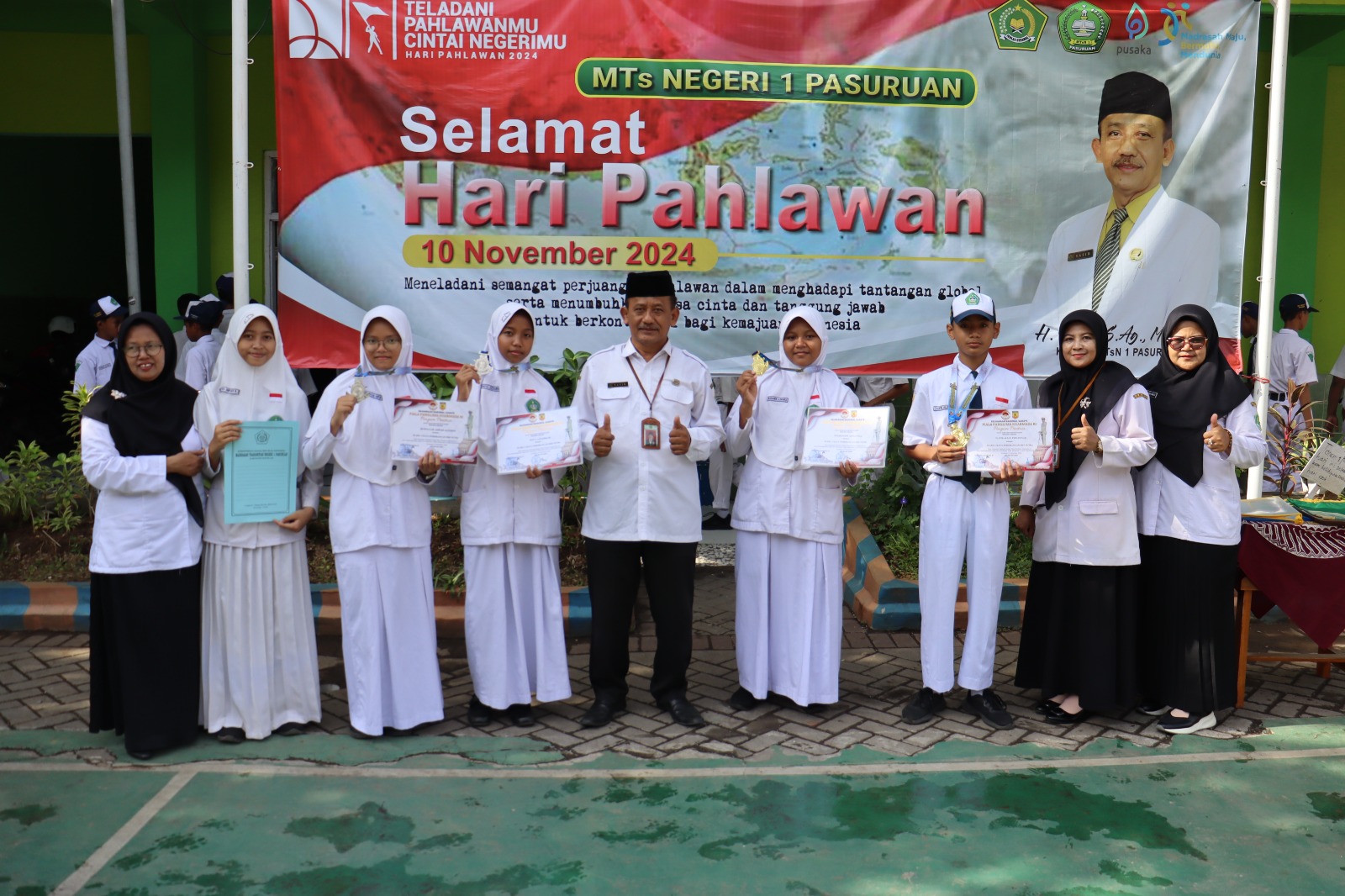 Upacara Senin pagi, Kamad serahkan penghargaan bagi siswa berprestasi