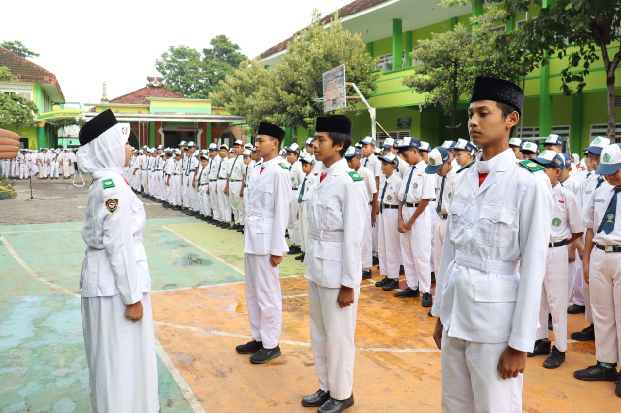 MTsN 1 Pasuruan Selenggarakan Upacara Bendera dengan Integrasi Arabic Language