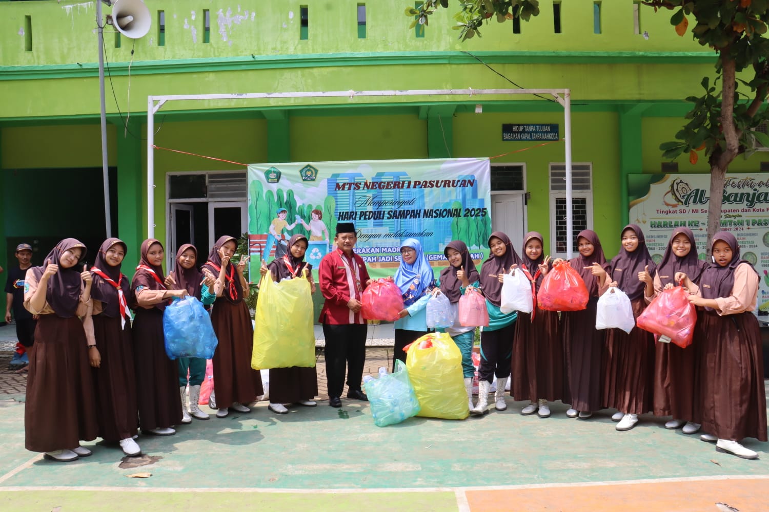 Peringati Hari Peduli Sampah Nasional 2025, Civitas Akademik MTsN 1 Pasuruan Gelar Sedekah Sampah, membuat Ecobric dan Ecoenzym
