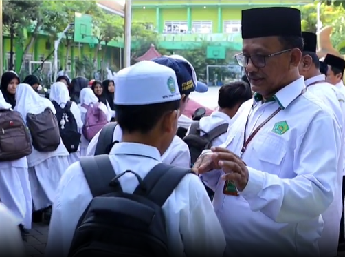 MUSHOFAHAH : IMPLEMENTASI  PEMBENTUKAN KARAKTER SISWA  MADRASAH RAMAH ANAK DALAM PERSPEKTIF HABITUASI