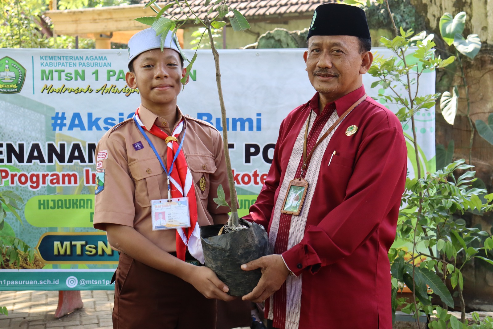IMPLEMENTASI EKOTEOLOGI DI MTSN 1 PASURUAN, MEMBANGUN KESADARAN MENYATUKAN IMAN DAN TANGGUNGJAWAB PADA LINGKUNGAN.