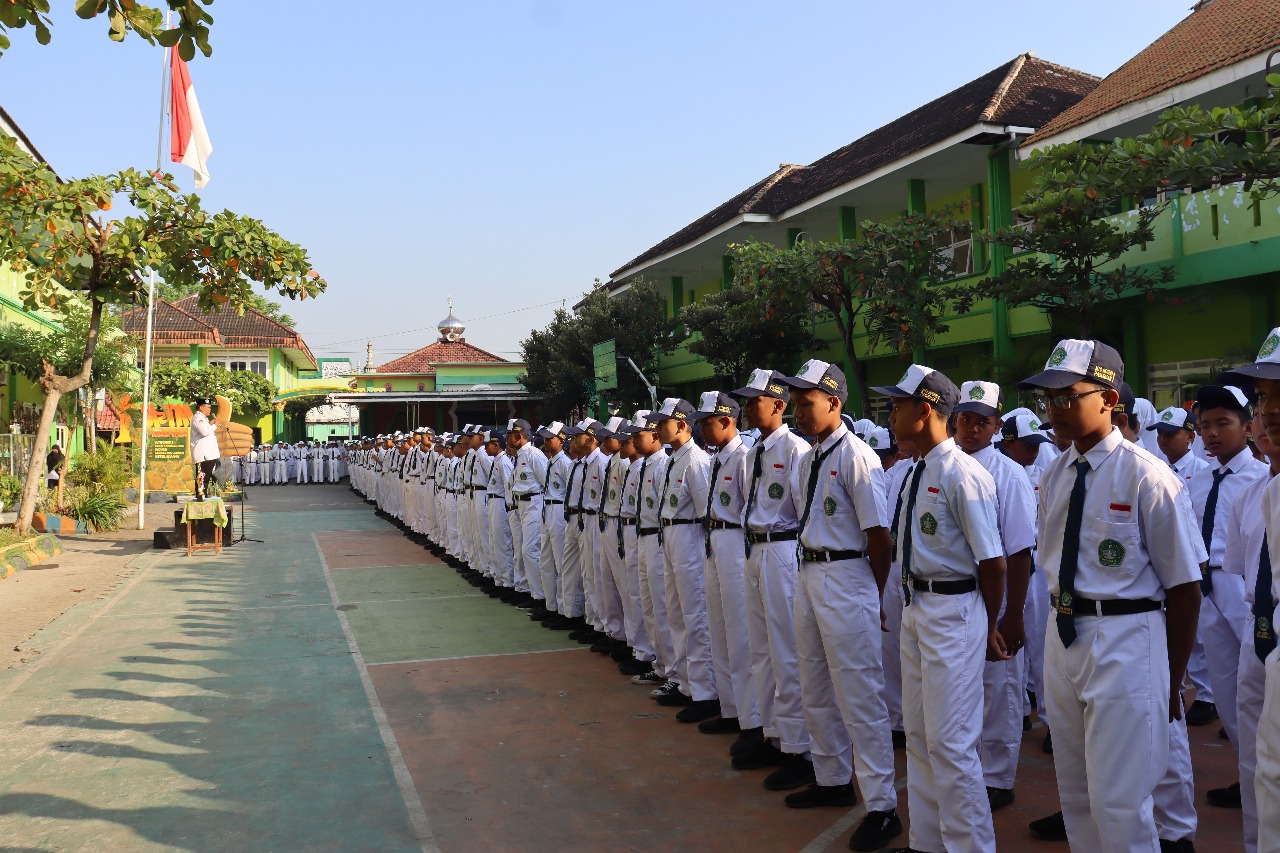 MTsN 1 Pasuruan Gelar Apel Rutin, Waka Kesiswaan Tekankan Kedisiplinan Siswa dan Kepala Madrasah Beri Penghargaan Siswa Berprestasi