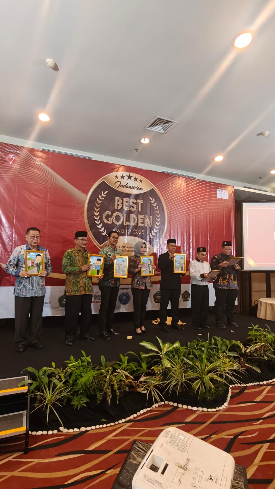 Kepala MTsN 1 Pasuruan Raih Anugerah Indonesian Best Golden School Awards 2025 dari IAC