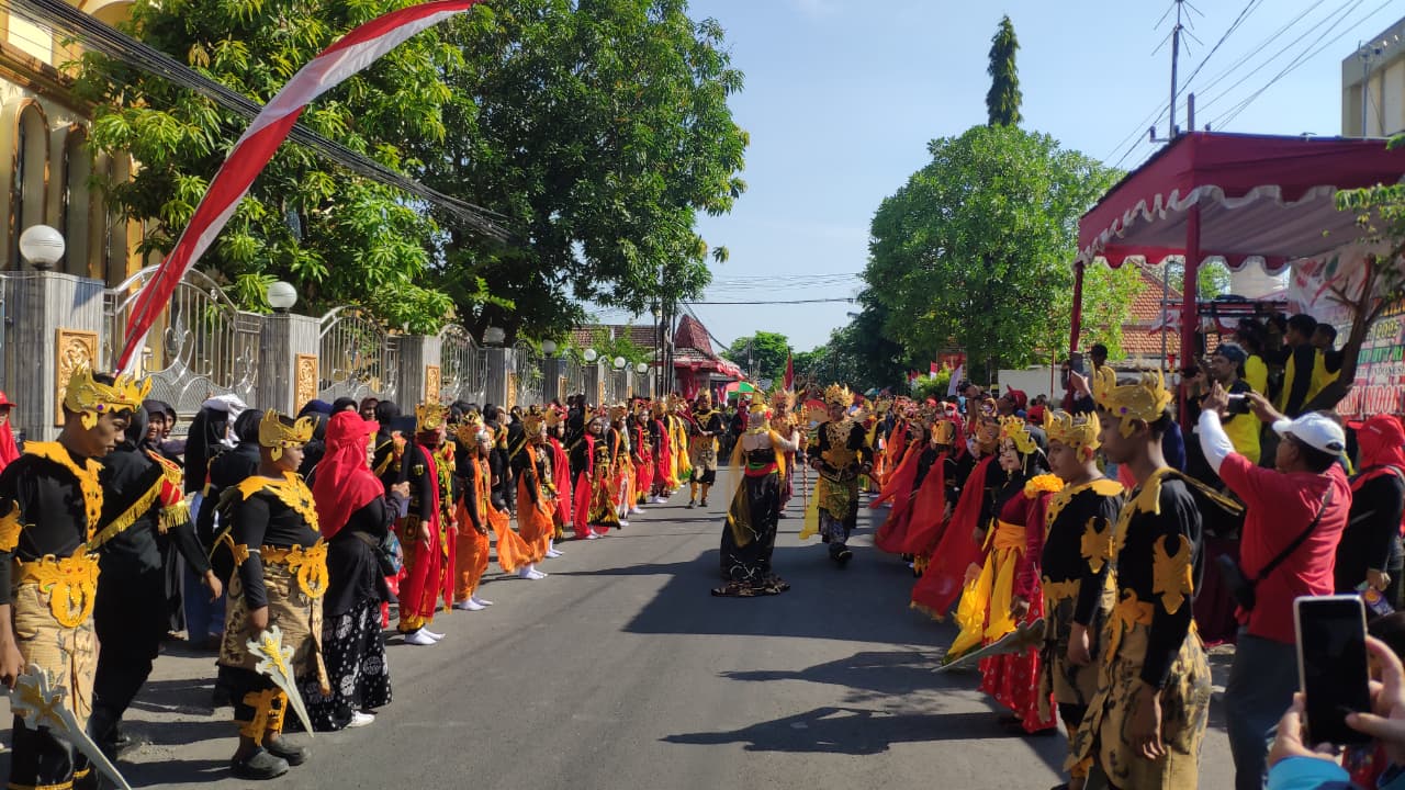 MTsN 1 PASURUAN SABET JUARA PERTAMA KALIREJO FASHION CARNAVAL, BERTEMA BANYUWANGI WONDERLAND
