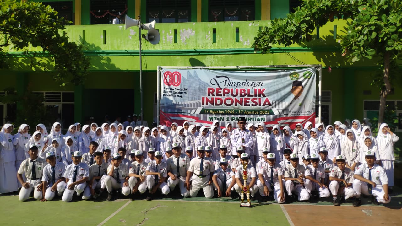 Menjadi Generasi Hebat: MTsN 1 Pasuruan Gelar Upacara Penuh Makna dan Apresiasi