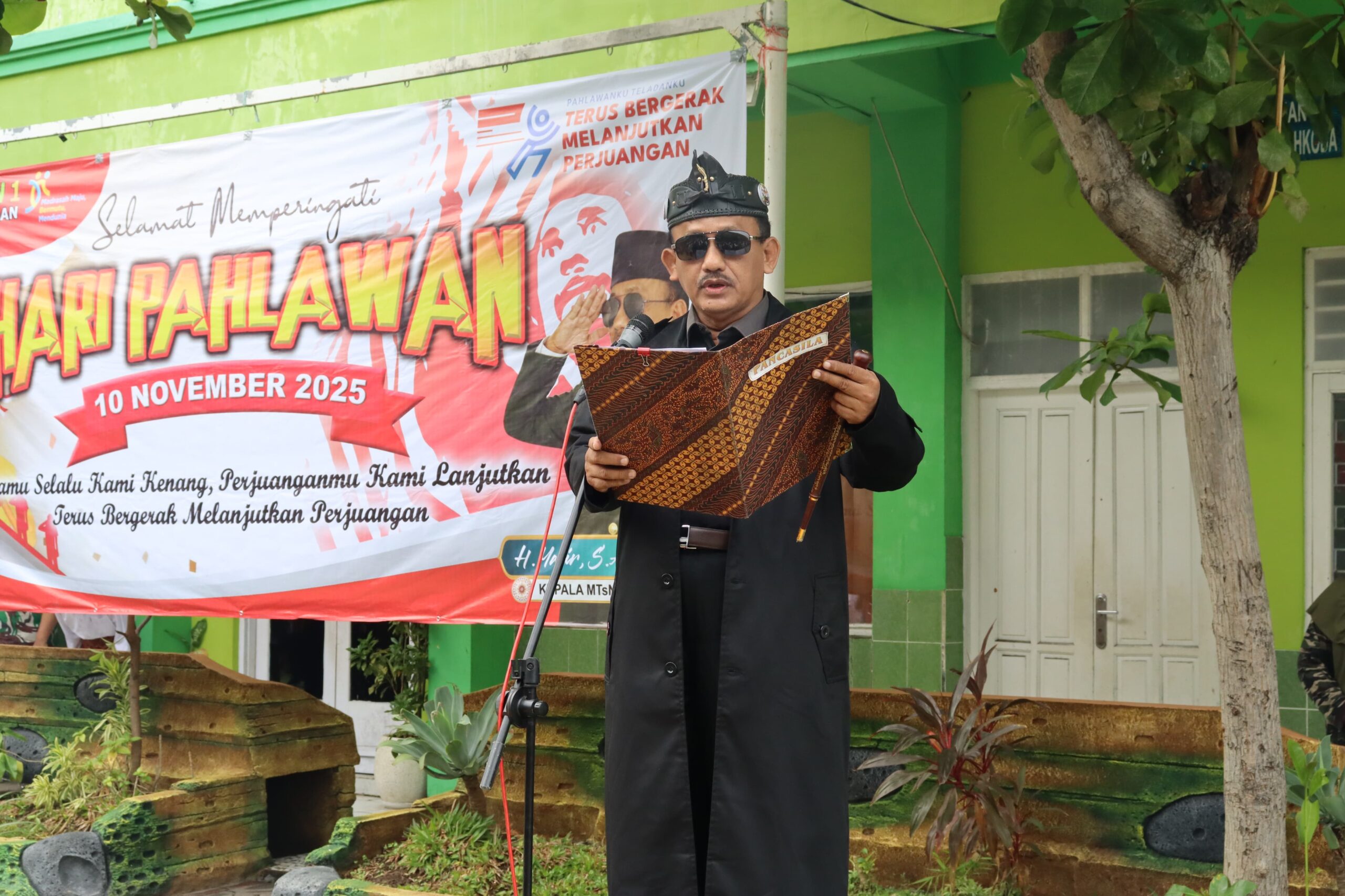 Semangat Juang di Hari Pahlawan: Siswa MTsN 1 Pasuruan Kenakan Kostum Pejuang, Kepala Madrasah Ingatkan Tiga Teladan Inti