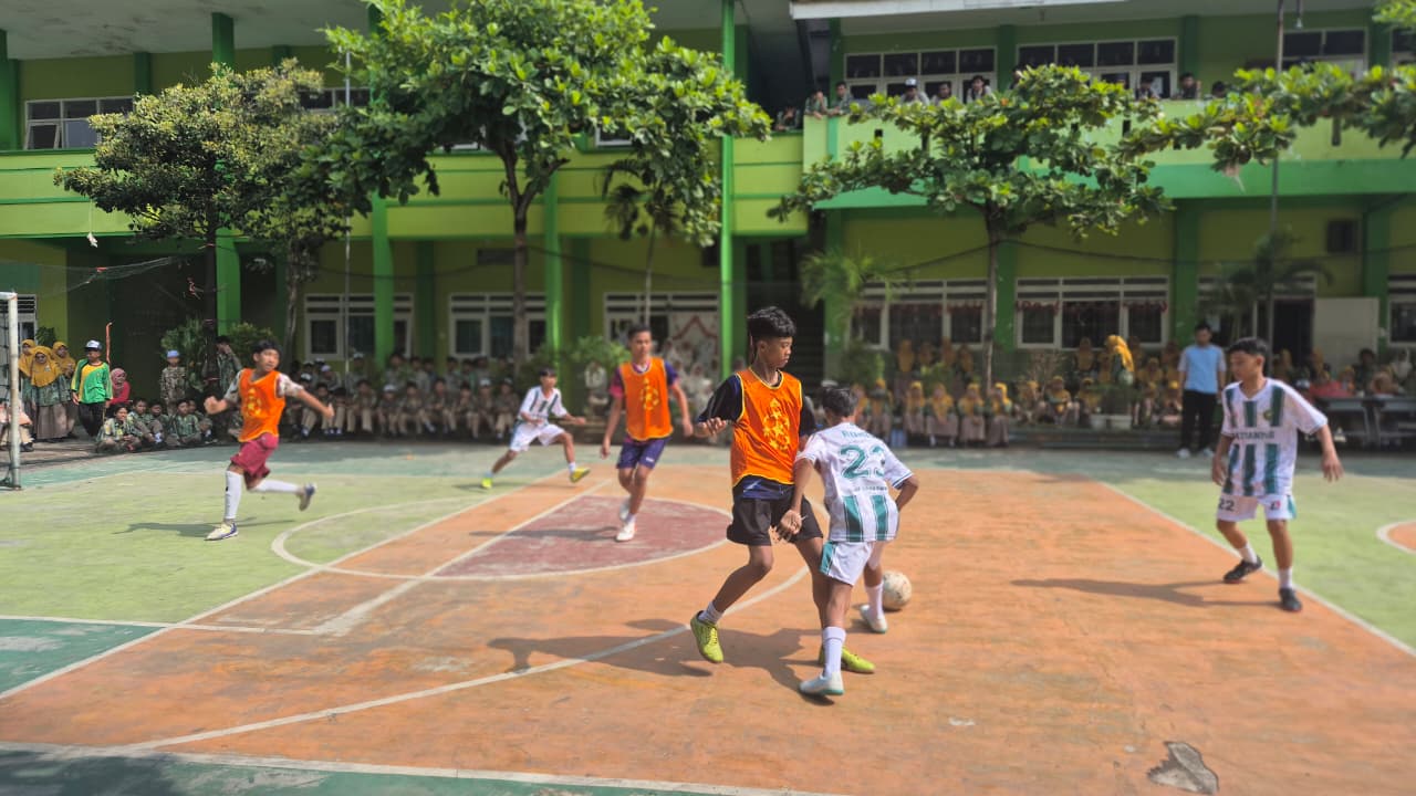 Semarak Harlah MTsN 1 Pasuruan ke-57 : Pertandingan Futsal Antar Kelas Sukses Digelar, Guru dan Karyawan Turut Menyemarakkan Hari Final
