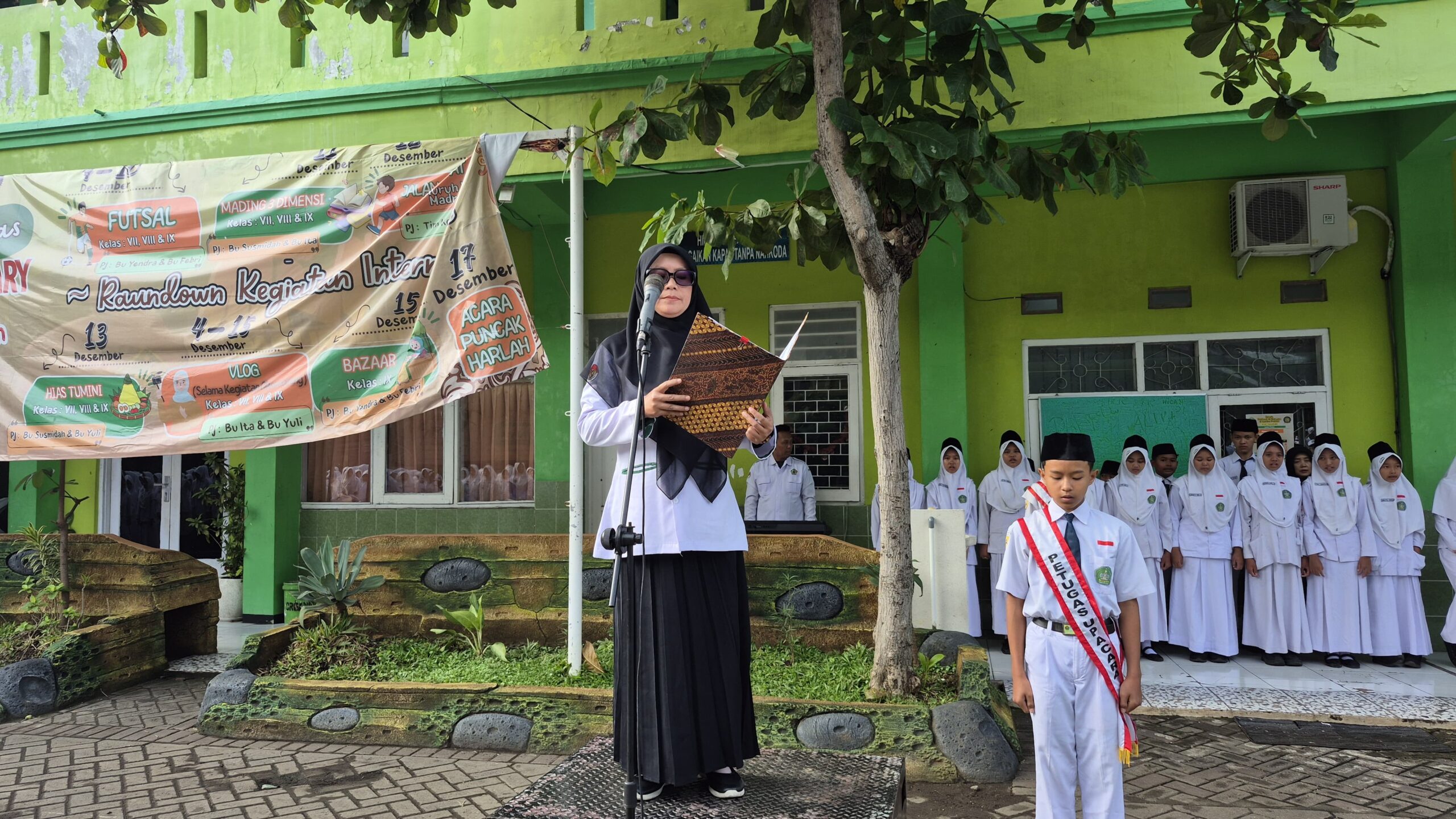 Siswa MTsN 1 Pasuruan Khidmat Ikuti Upacara Bendera, Pembina Ingatkan Pentingnya Tidur Berkualitas
