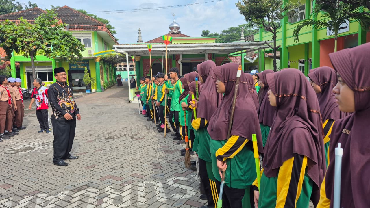 Sambut Ramadan 1447 H, MTsN 1 Pasuruan Gelar Bakti Sosial Bersihkan Mushola