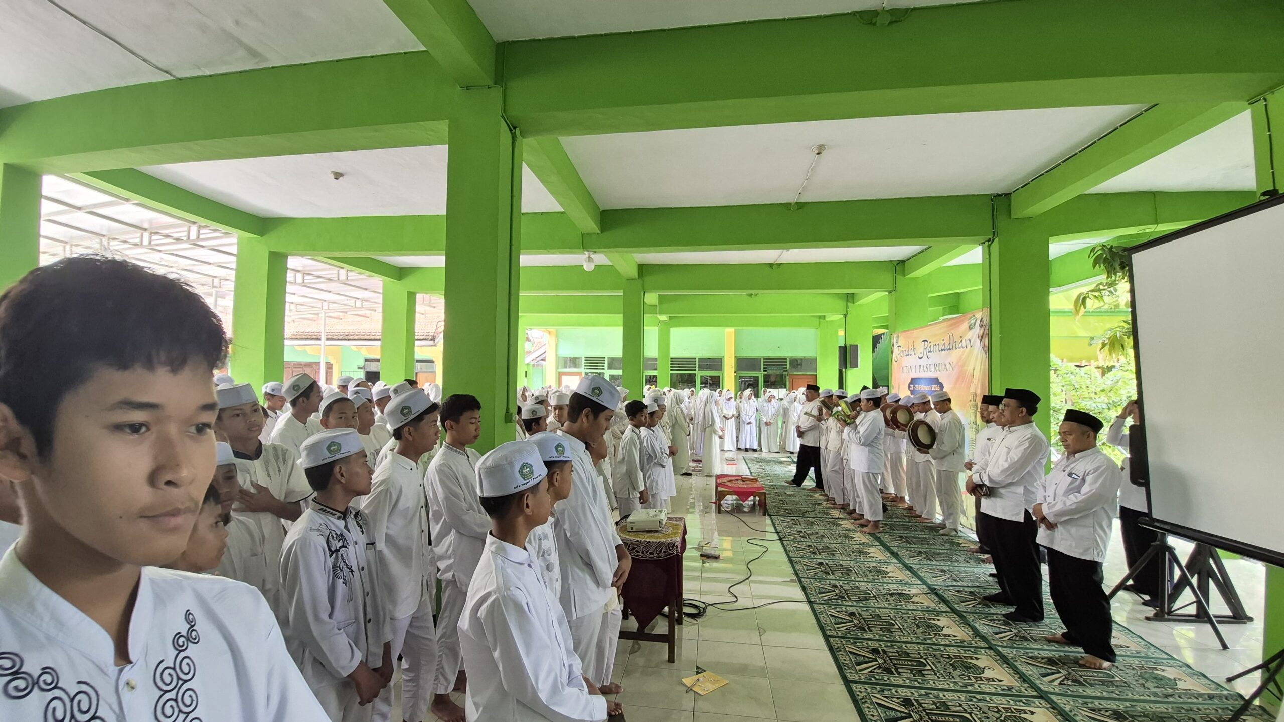 Gema Sholawat Buka Kegiatan Pondok Ramadan 1447 H di MTsN 1 Pasuruan: Tekankan Kedisiplinan dan Spiritualitas