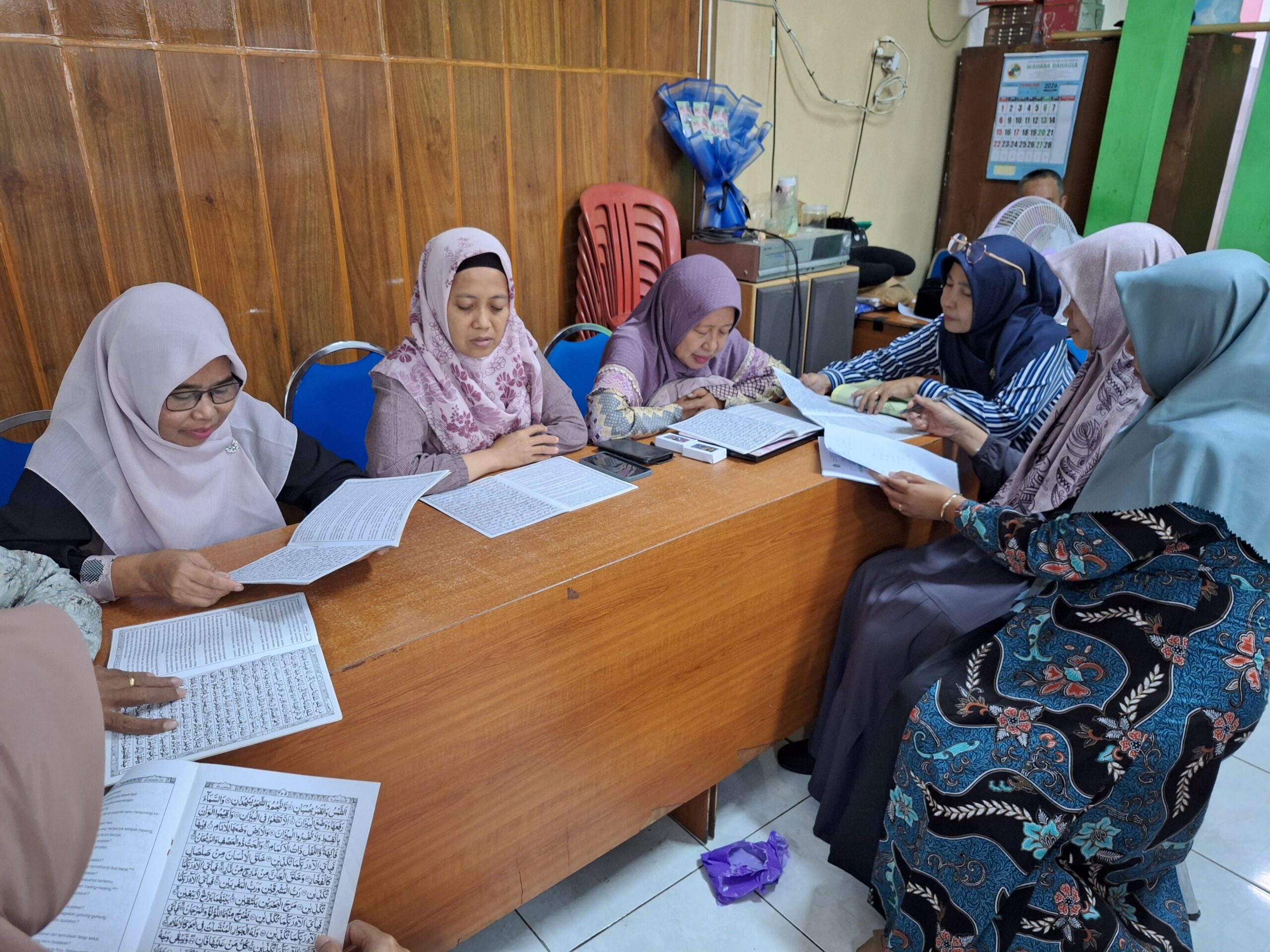 Tingkatkan Spiritualitas Ramadan, Guru dan Karyawan MTsN 1 Pasuruan Rutinkan Program "One Day One Juz"
