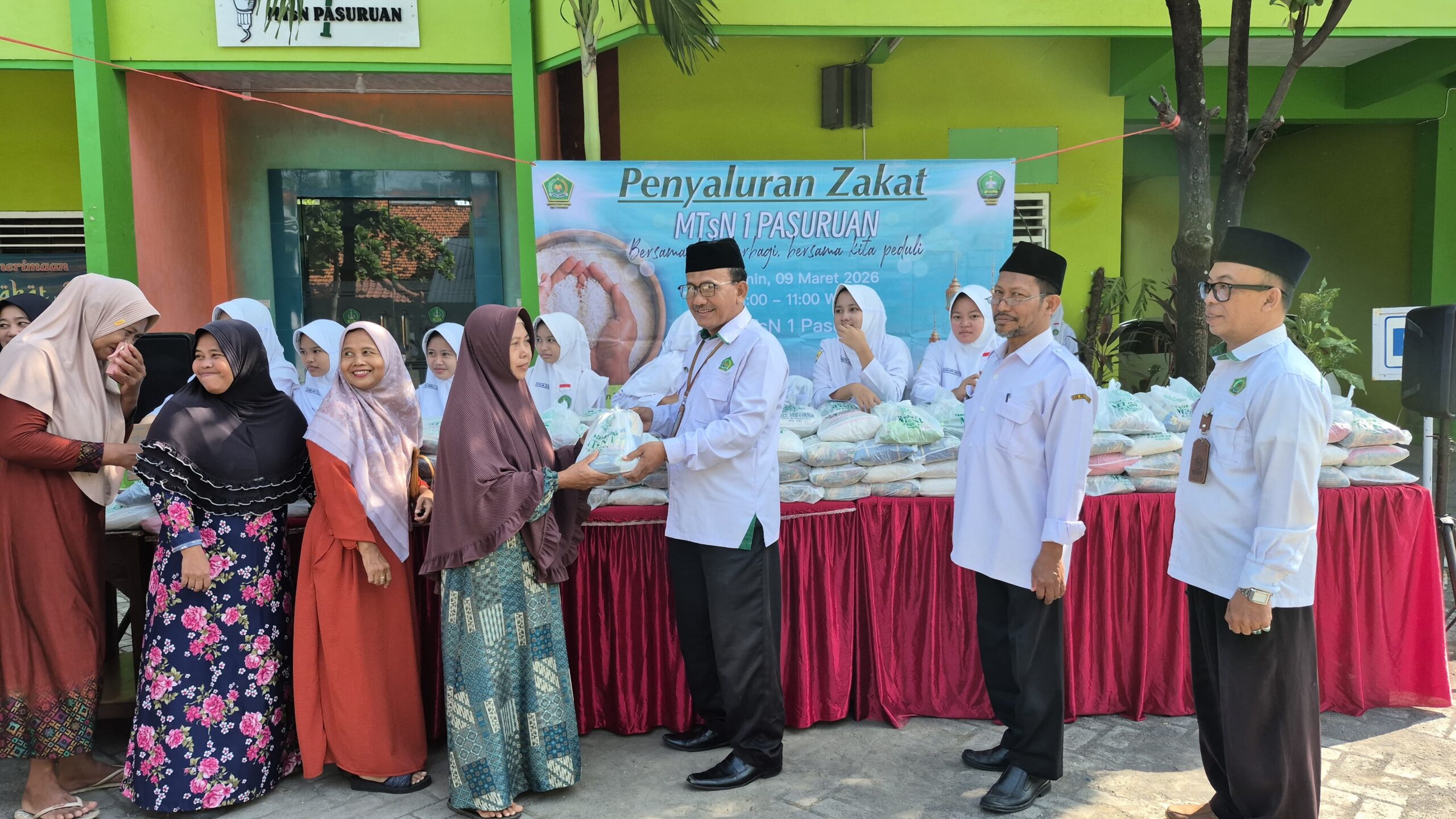 Gema Zakat MTsN 1 Pasuruan: Menebar Maslahat, Mengukuhkan Kepedulian Sesama