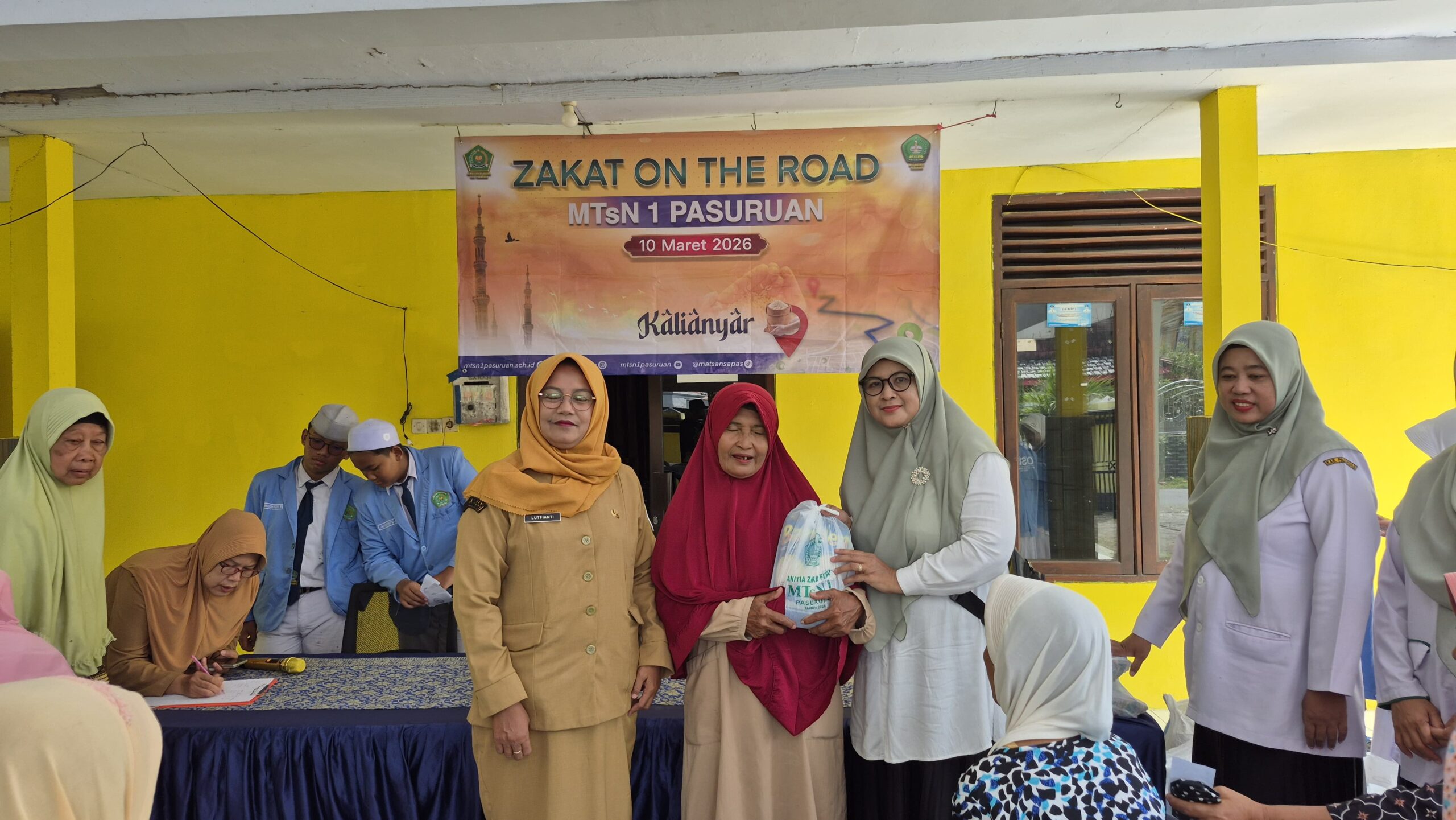 MTsN 1 Pasuruan Gelar "Zakat On The Road", Distribusikan Ratusan Paket Sembako di 5 Titik Wilayah Bangil