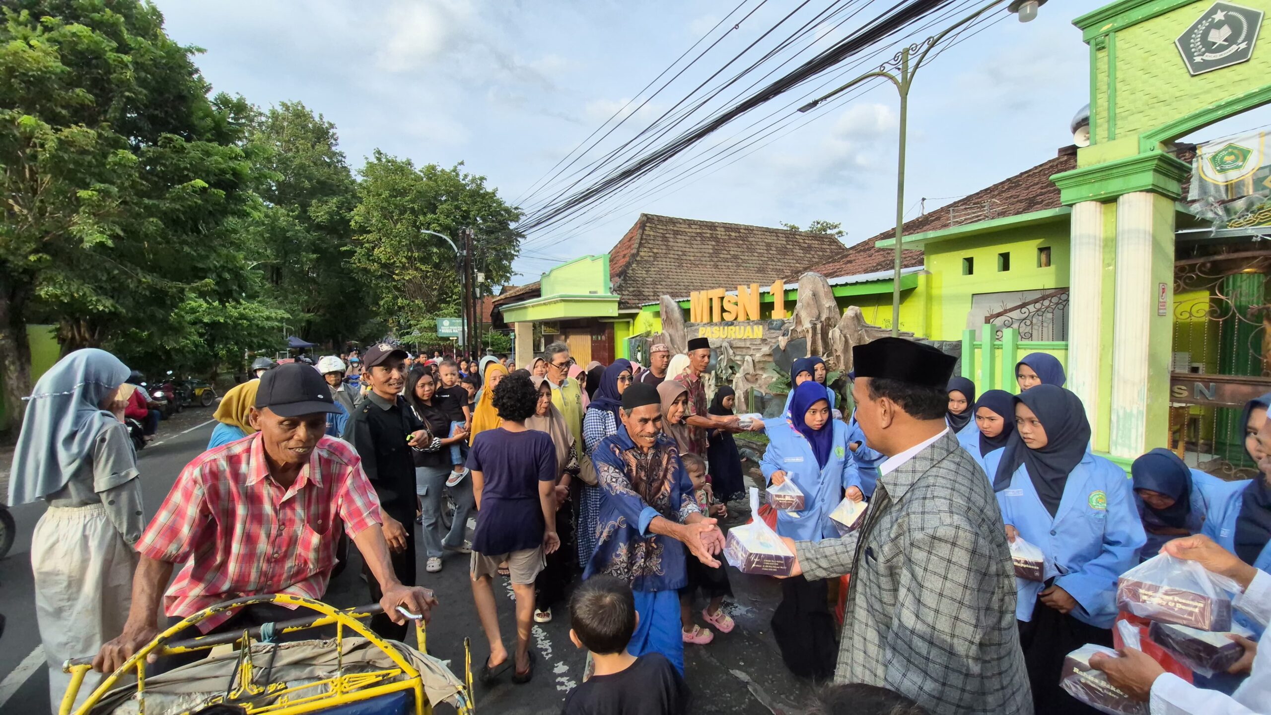 Berbagi Berkah di Bulan Suci, MTsN 1 Pasuruan Bagikan Ratusan Takjil di Dua Titik Strategis