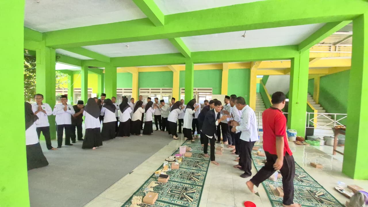 Eratkan Silaturahmi, Keluarga Besar MTsN 1 Pasuruan Gelar Halal Bihalal "Harmoni Fitrah" Kembali Suci dalam Hangatnya Kebersamaan