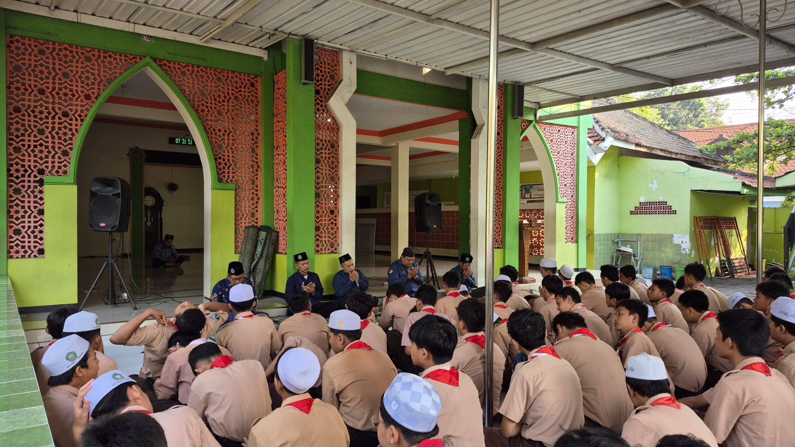 Sambut Agenda Akhir Semester, MTsN 1 Pasuruan Tekankan Disiplin Siswa Lewat Giat Jumat