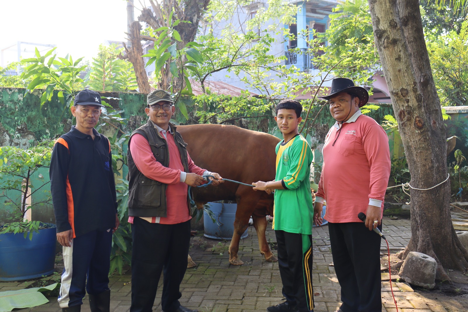 Rayakan Idul Adha 1447 H: MTsN 1 Pasuruan Sembelih Dua Ekor Sapi Qurban