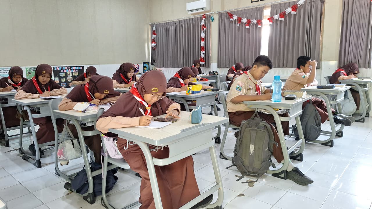 Persiapkan Ujian Akademik, MTsN 1 Pasuruan Gandeng Ruang Guru Gelar Try Out TKA