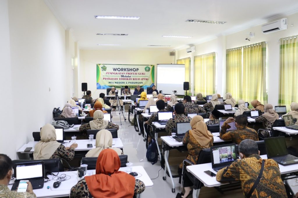 Peningkatan Profesi Guru, Puluhan Pendidik MTsN 1 Pasuruan Ikuti Workshop KTI
